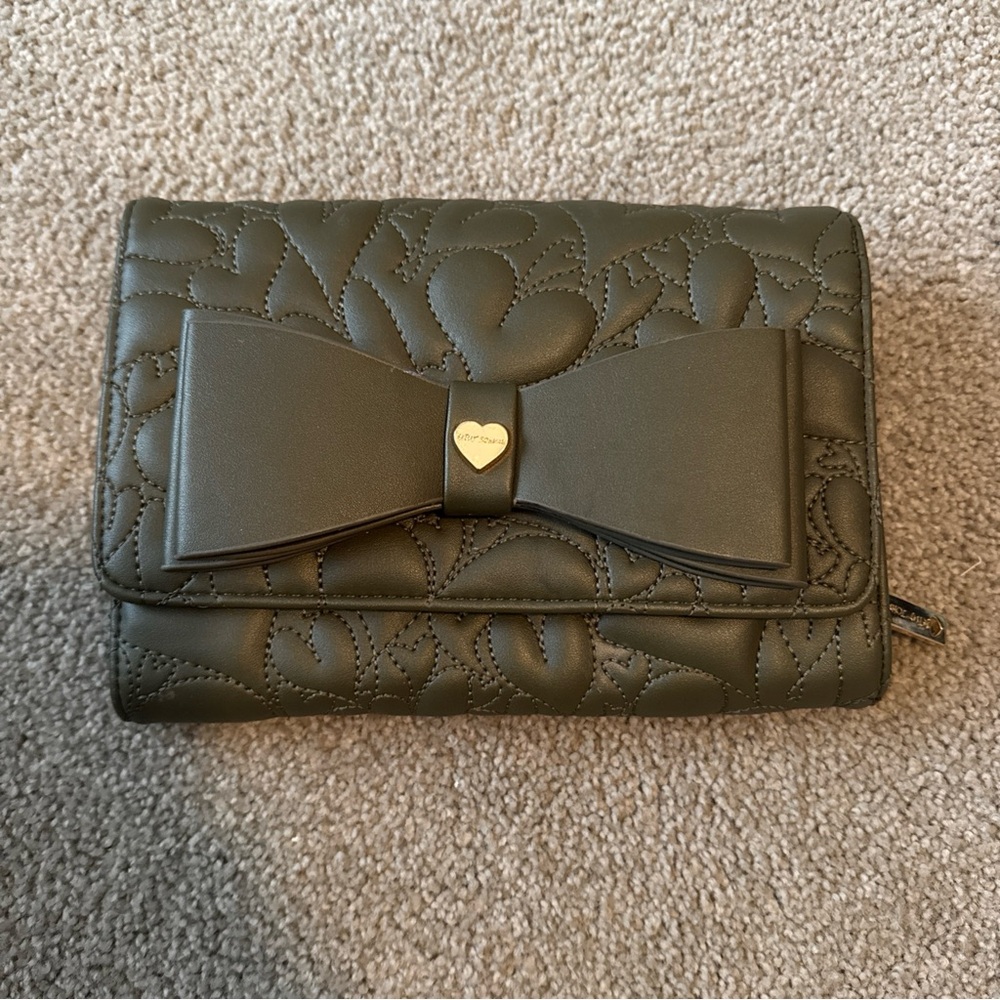 Betsey Johnson Clutch Wallet Purse Dark Green Hearts All Over Quilted w Bow EUC